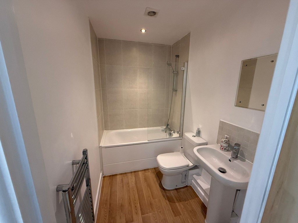 Lot: 131 - FLAT FOR INVESTMENT OR OCCUPATION - Bathroom